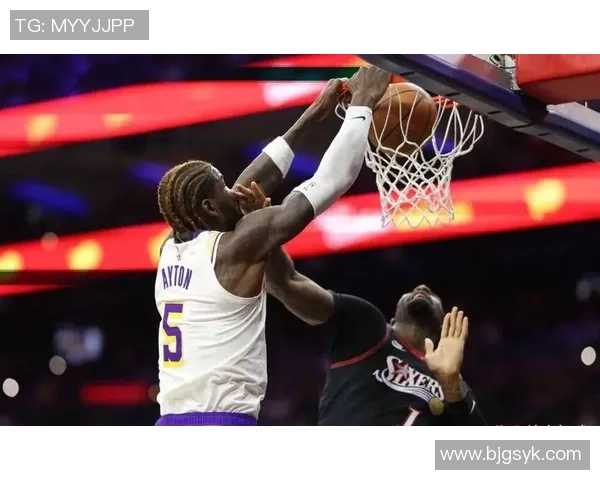 雄鹿与独行侠激战正酣NBA赛季精彩对决引发球迷热议