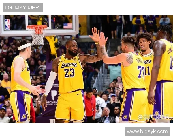 19日勇士与湖人激战正酣谁能在这场对决中笑到最后